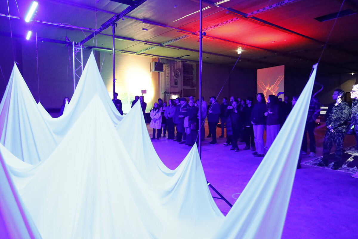 Besucher:innen um das Objekt | © © Stefanie Blank