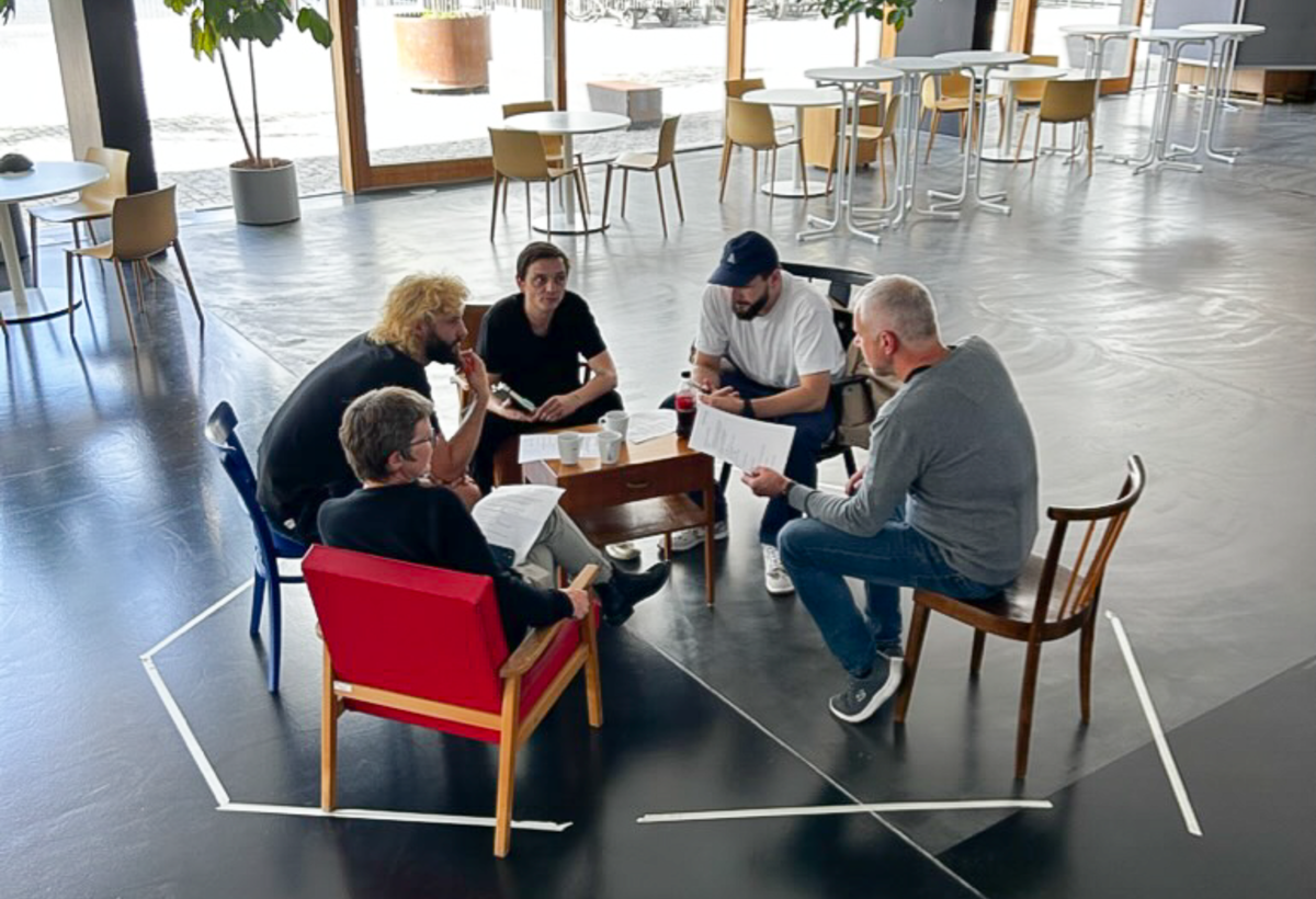 Interkulturelles Design | © Fachbereich Gestaltung FHV Menschen diskutieren im Sitzkreis | © Fachbereich Gestaltung FHV
