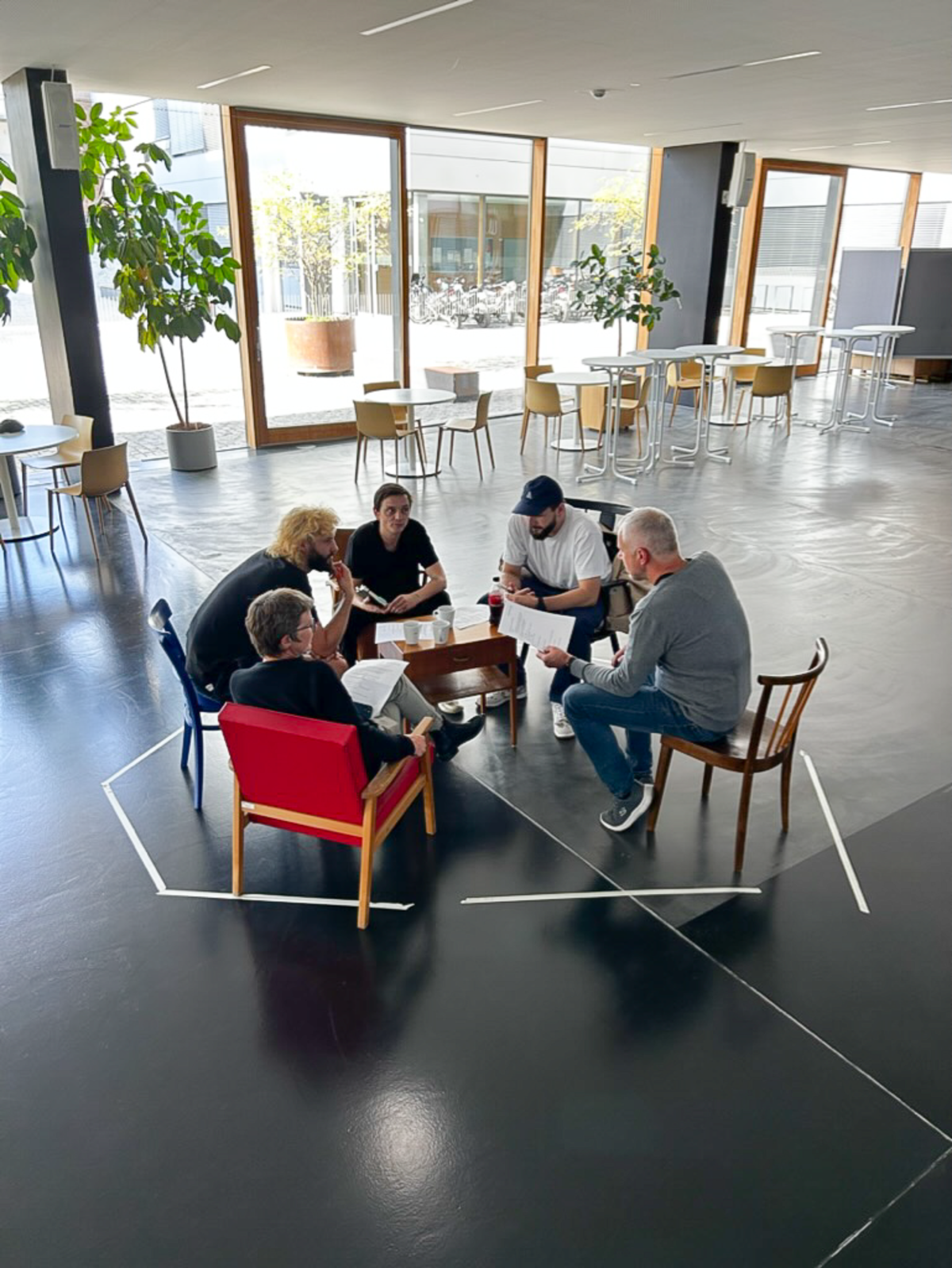 Menschen diskutieren im Sitzkreis  | © Fachbereich Gestaltung FHV