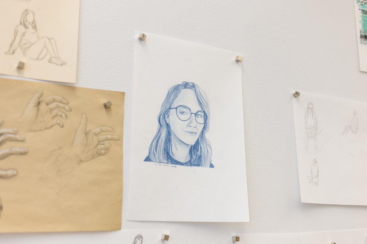 Bleistiftzeichnung eines Mädchens das an der Wand hängt, InterMedia Gestaltung FHV | © Nina Bröll