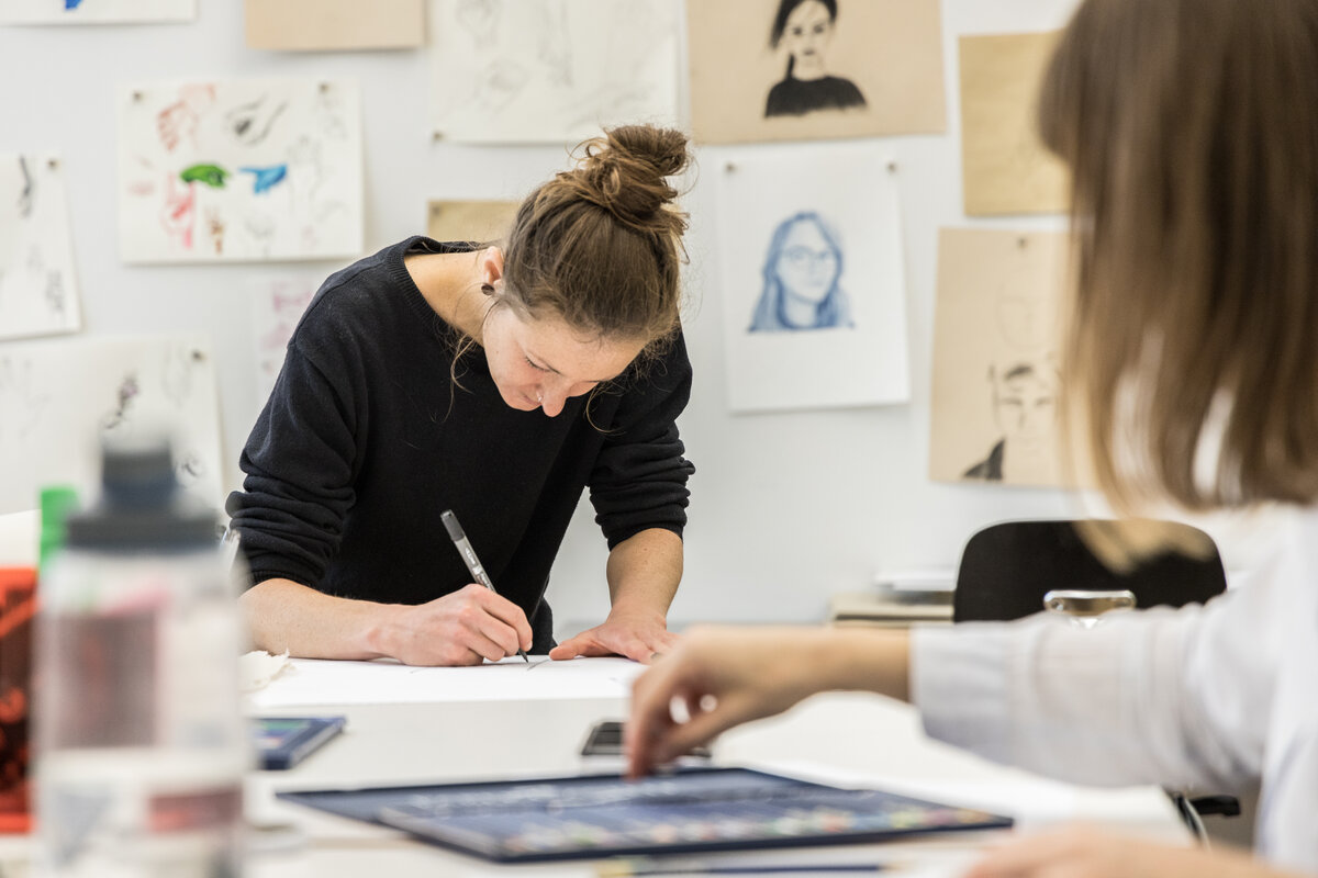 Studierende beim Zeichnen, InterMedia Fachbereich Gestaltung FHV | © © Patricia Keckeis-Zeughaus Design