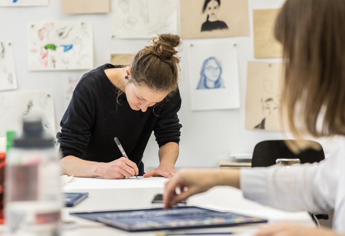 Studierende beim Zeichnen, InterMedia Fachbereich Gestaltung FHV | © © Patricia Keckeis-Zeughaus Design