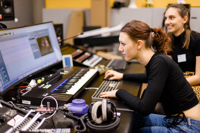 Studierende im Audiolab, InterMedia Fachbereich Gestaltung FHV | © Nina Bröll