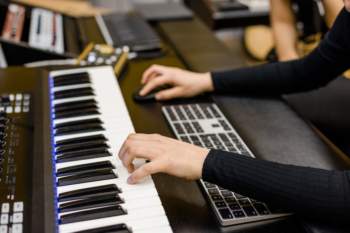 Studierende im Audiolab, InterMedia Fachbereich Gestaltung FHV | © Nina Bröll