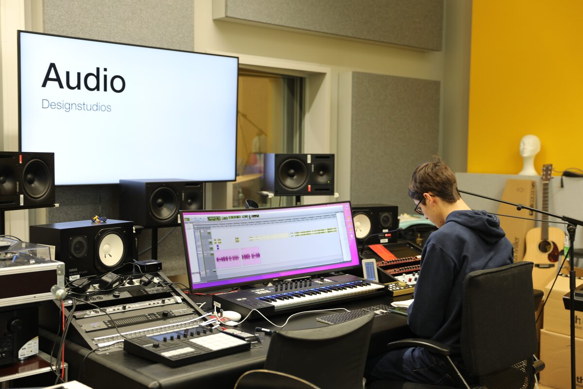 Studierende im Audiolab, InterMedia Fachbereich Gestaltung FHV | © ©fachbereich-gestaltung-fhv