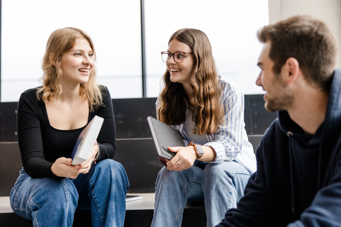 Studierende sitzend auf einer Stiege | © fhv / Nina Bröll