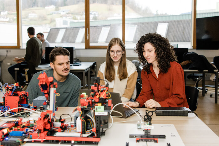 Studierende im Fachbereich Technik der FHV | © FHV / Nina Bröll