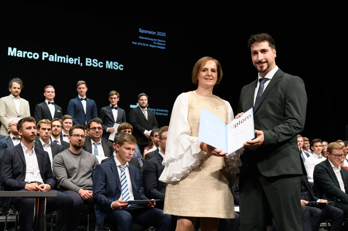 Marco Palmieri mit FHV-Rektorin Regine Kadgien bei seiner Sponsion 2025 | © FHV / Matthias Rhomberg