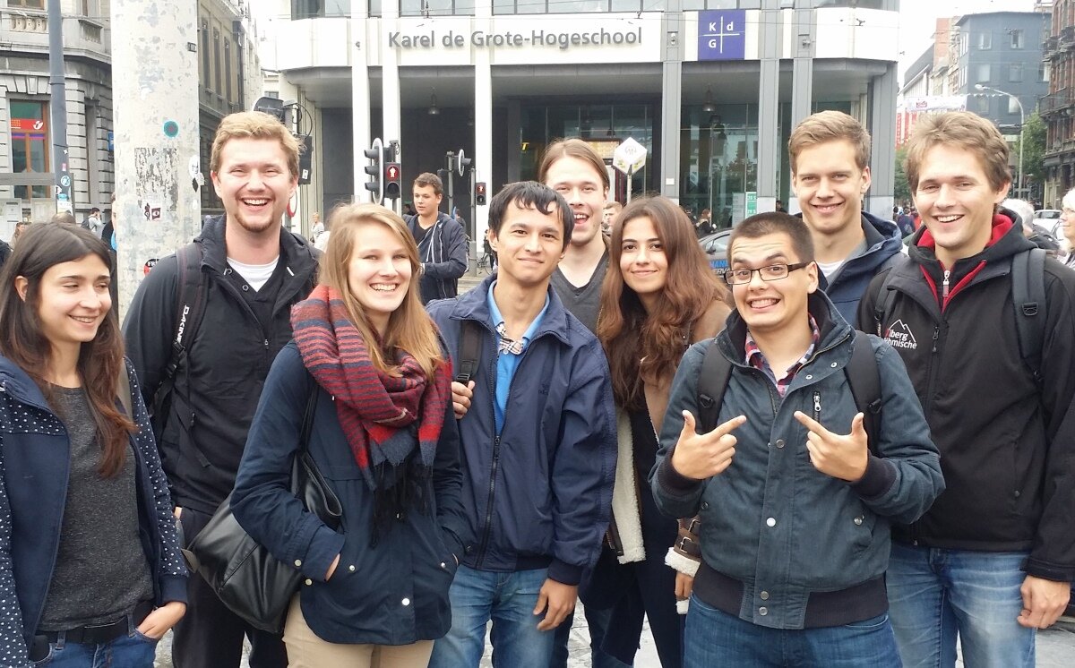 Gruppe von Studierenden im Studium für Wirtschaft | © Frank Kicker & Stefan Schwendiger