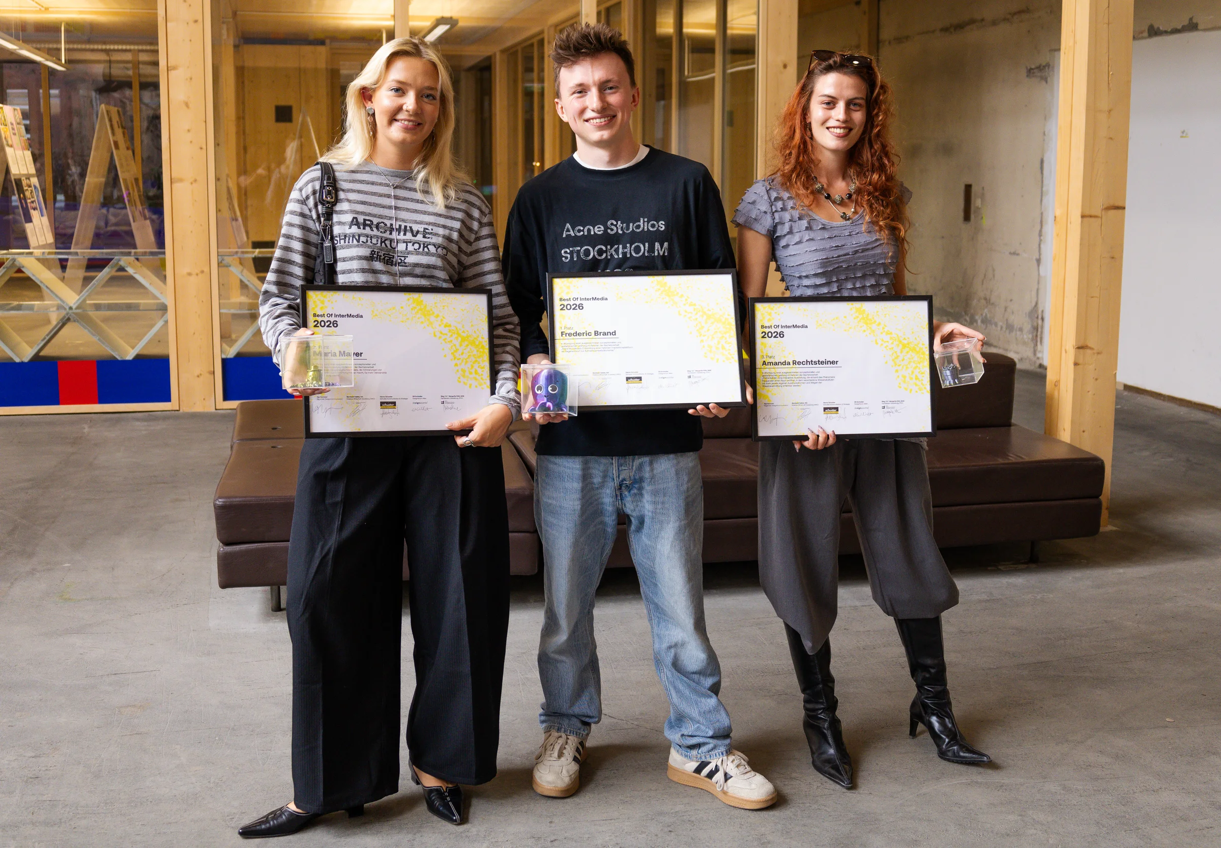 Maria Marrer, Frederic Brand und Amanda Rechtsteiner mit Urkunden für Best Of InterMedia 2026 in Wien